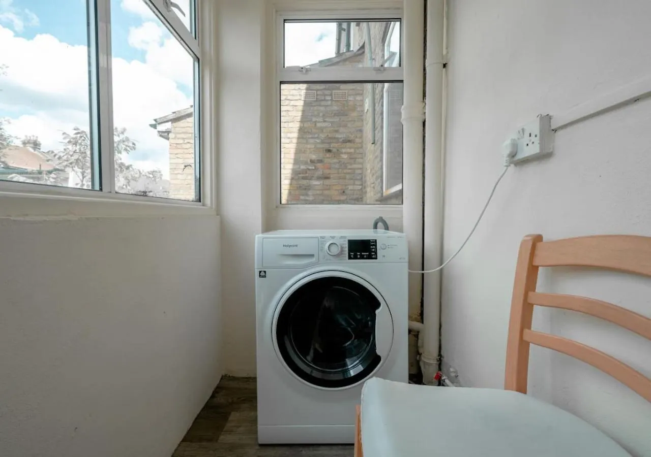 Holiday home Spacious 4-Bedroom House Free Parking Goodmayes