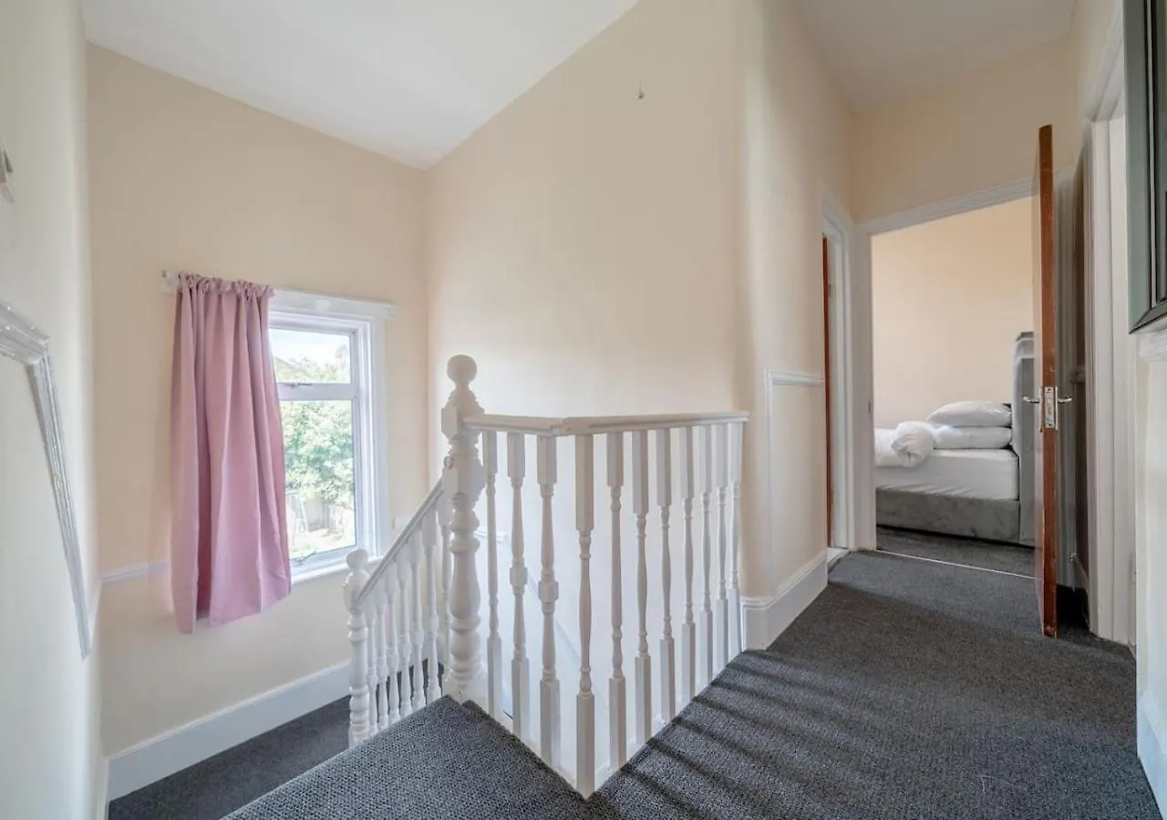 Spacious 4-Bedroom House Free Parking Goodmayes United Kingdom