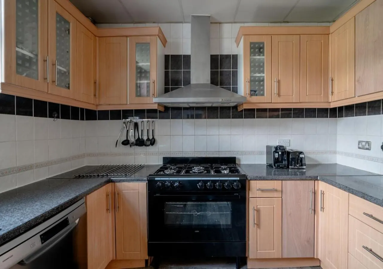 Spacious 4-Bedroom House Free Parking Goodmayes 0*,  United Kingdom
