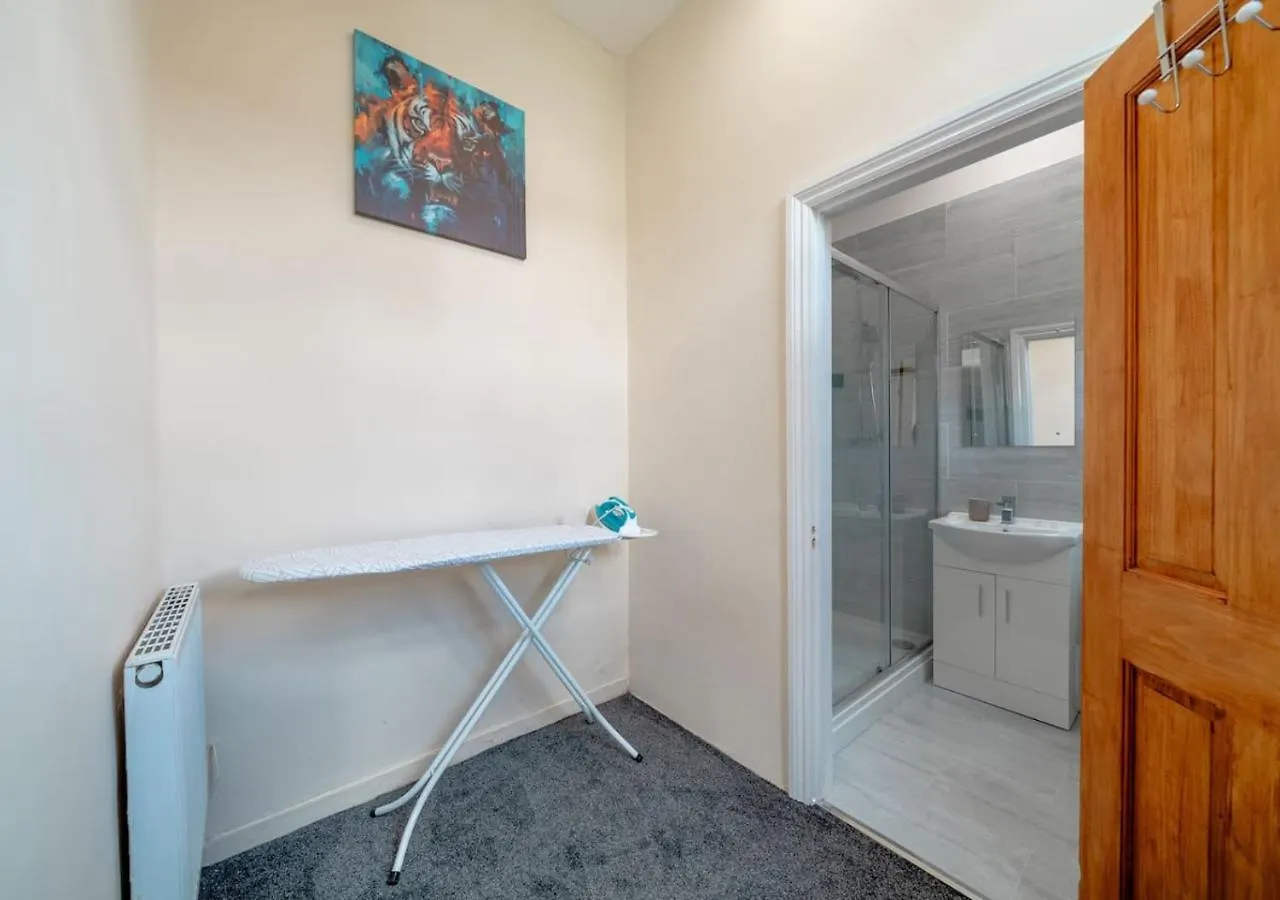 Spacious 4-Bedroom House Free Parking Goodmayes Holiday home
