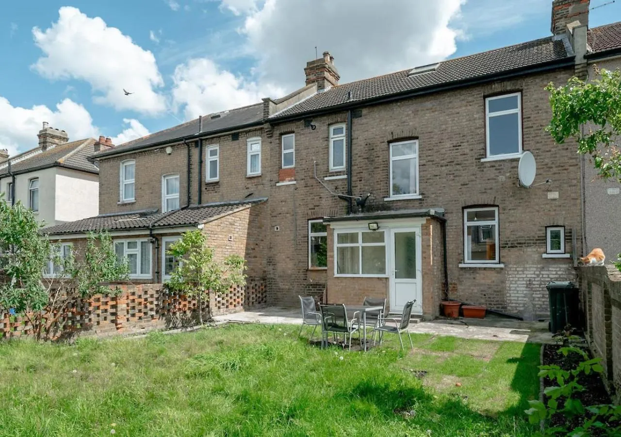 Holiday home Spacious 4-Bedroom House Free Parking Goodmayes