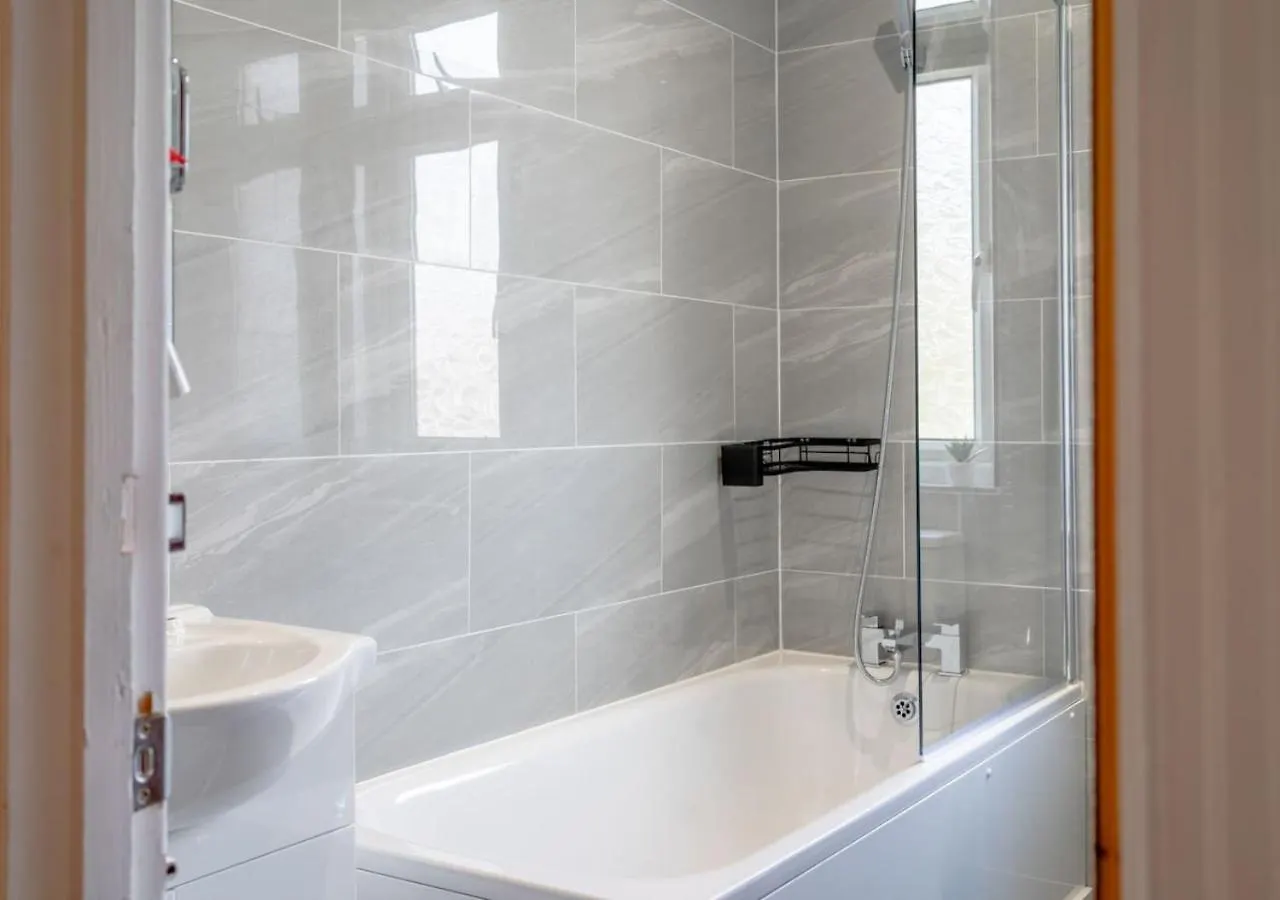 Spacious 4-Bedroom House Free Parking Goodmayes 0*,  United Kingdom