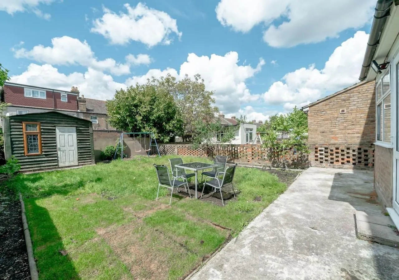 Spacious 4-Bedroom House Free Parking Goodmayes