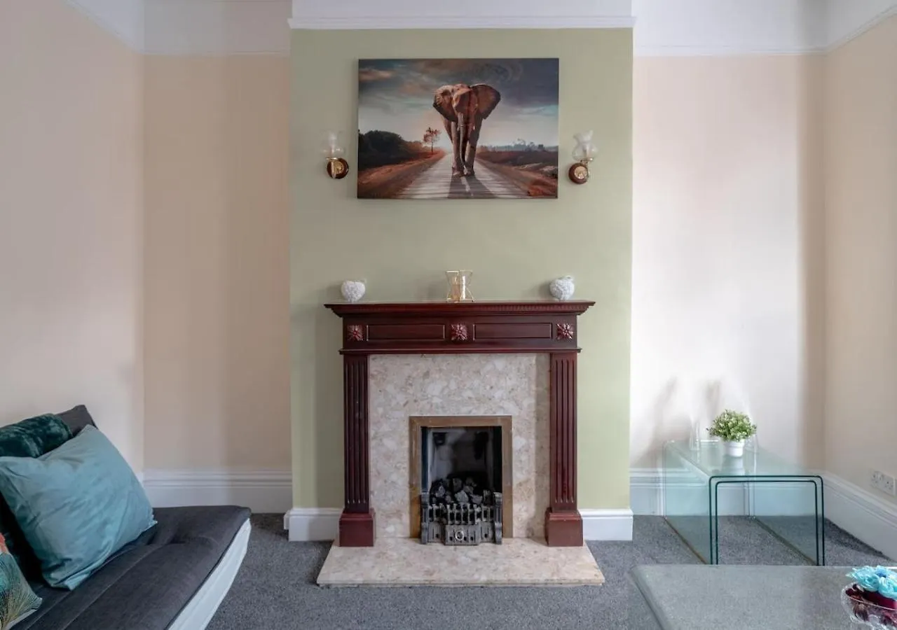Spacious 4-Bedroom House Free Parking Goodmayes Holiday home