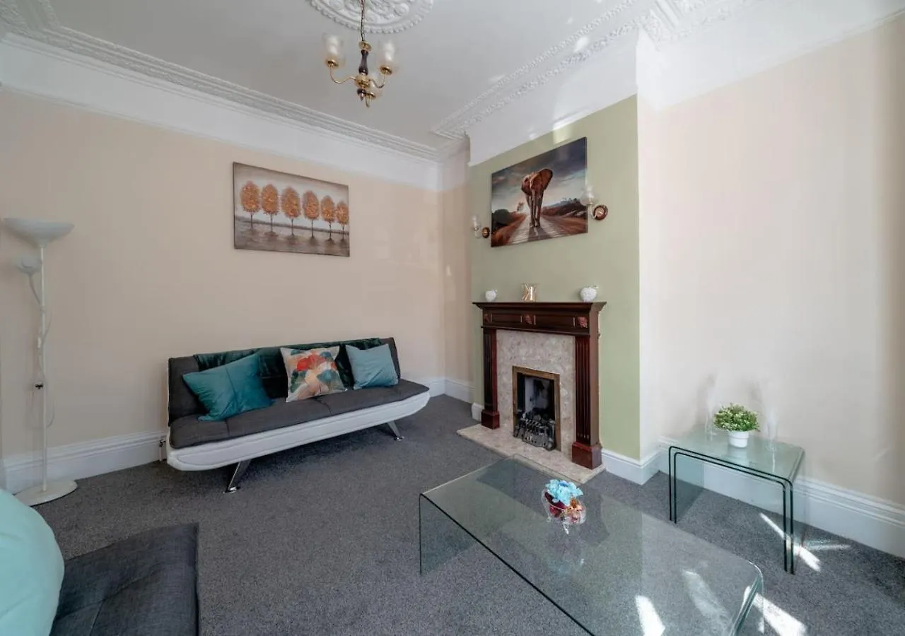 Holiday home Spacious 4-Bedroom House Free Parking Goodmayes