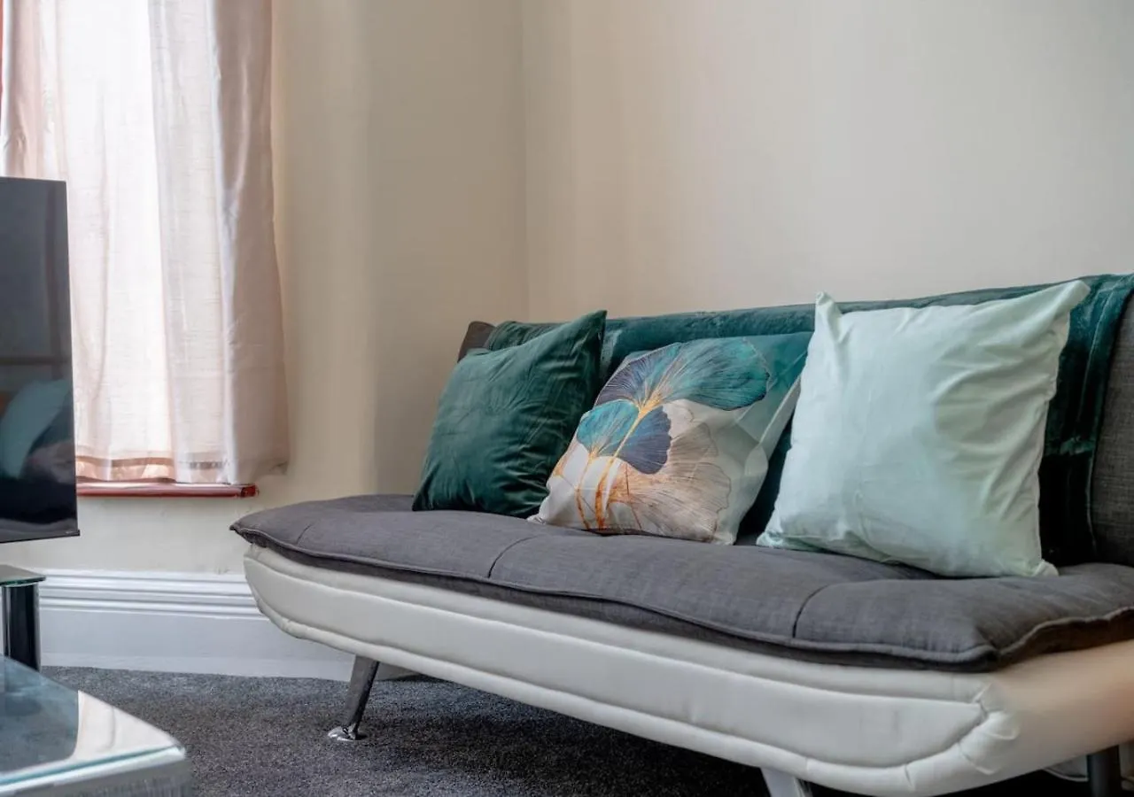 Spacious 4-Bedroom House Free Parking Goodmayes 0*,  United Kingdom