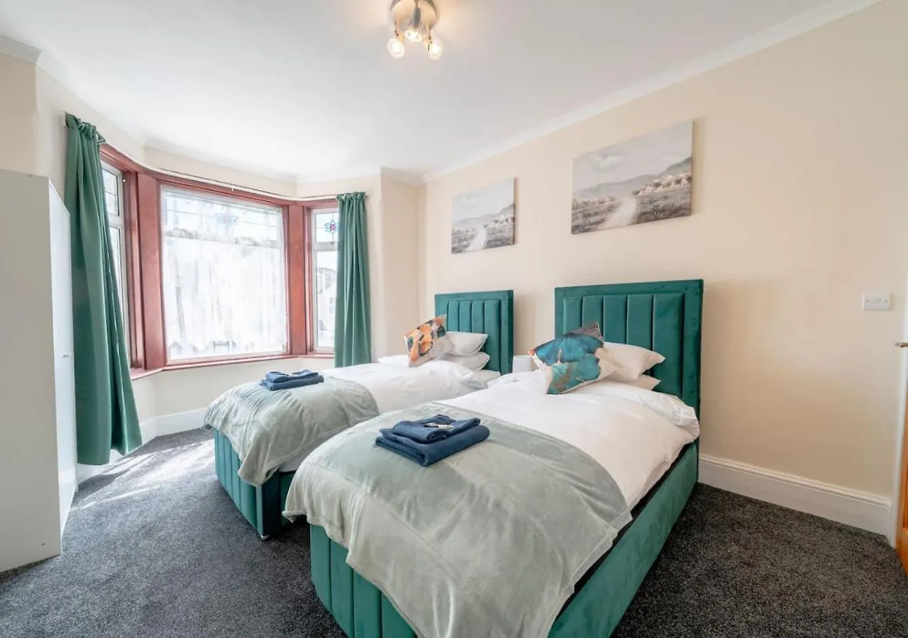 Spacious 4-Bedroom House Free Parking location