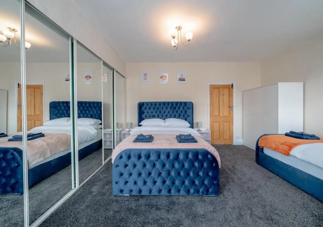 Spacious 4-Bedroom House Free Parking Goodmayes 0*,  United Kingdom