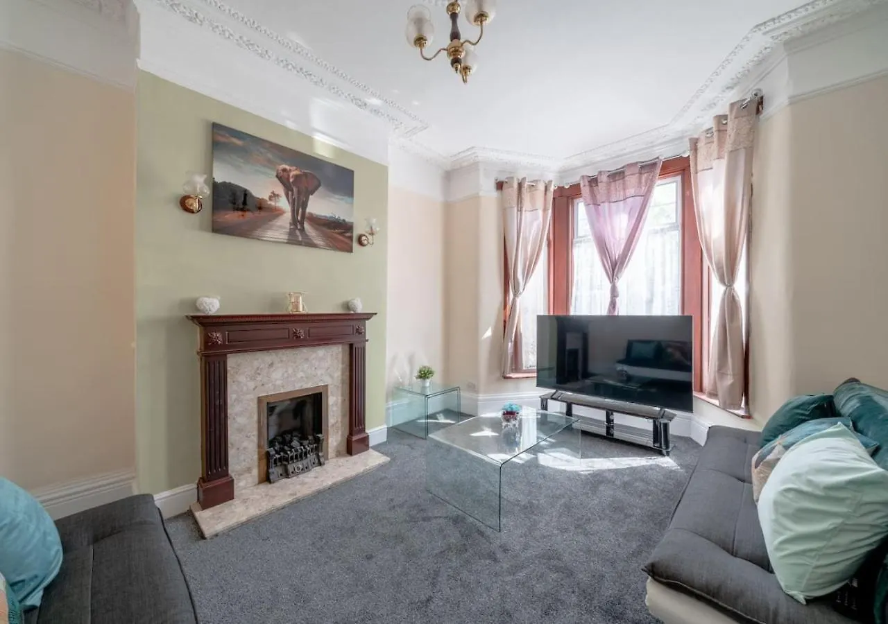Holiday home Spacious 4-Bedroom House Free Parking Goodmayes