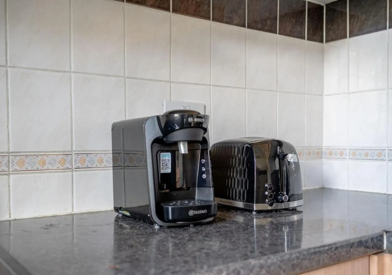 Spacious 4-Bedroom House Free Parking Goodmayes بيت للعطل