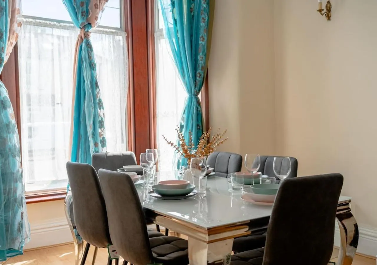 Spacious 4-Bedroom House Free Parking Goodmayes 0*,  المملكة المتحدة