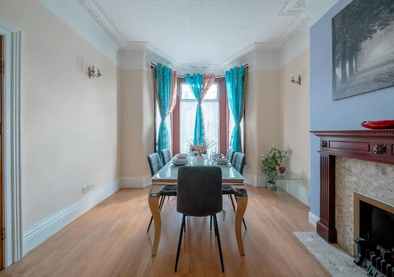 Spacious 4-Bedroom House Free Parking Goodmayes بيت للعطل