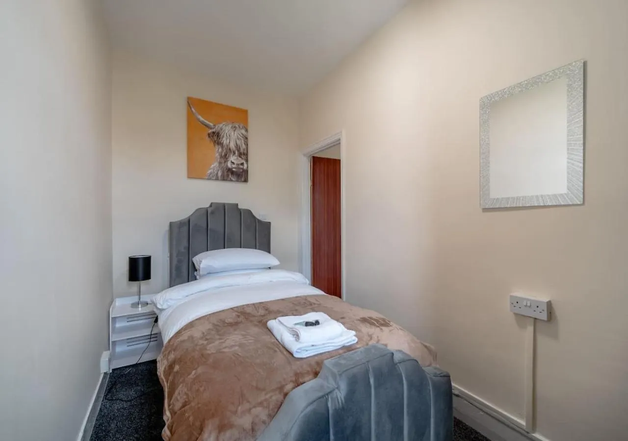 Spacious 4-Bedroom House Free Parking Goodmayes 0*,