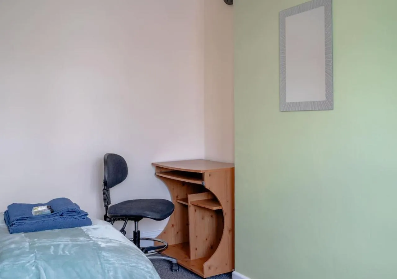 Spacious 4-Bedroom House Free Parking Goodmayes بيت للعطل