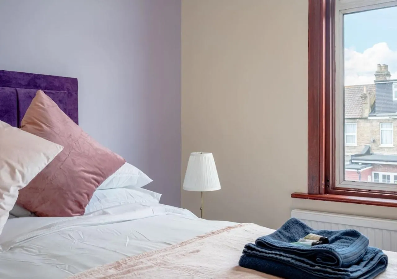 Spacious 4-Bedroom House Free Parking Goodmayes المملكة المتحدة