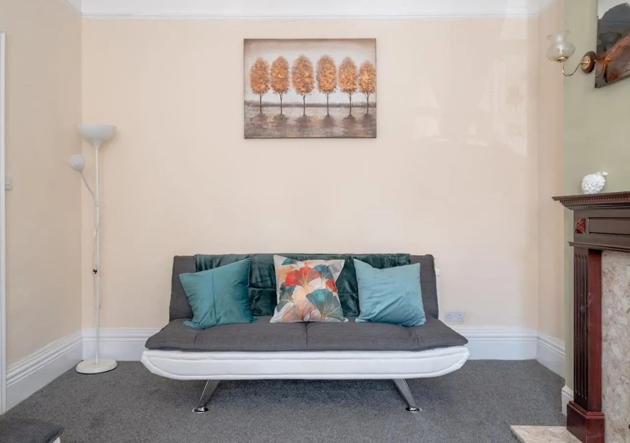بيت للعطل Spacious 4-Bedroom House Free Parking Goodmayes