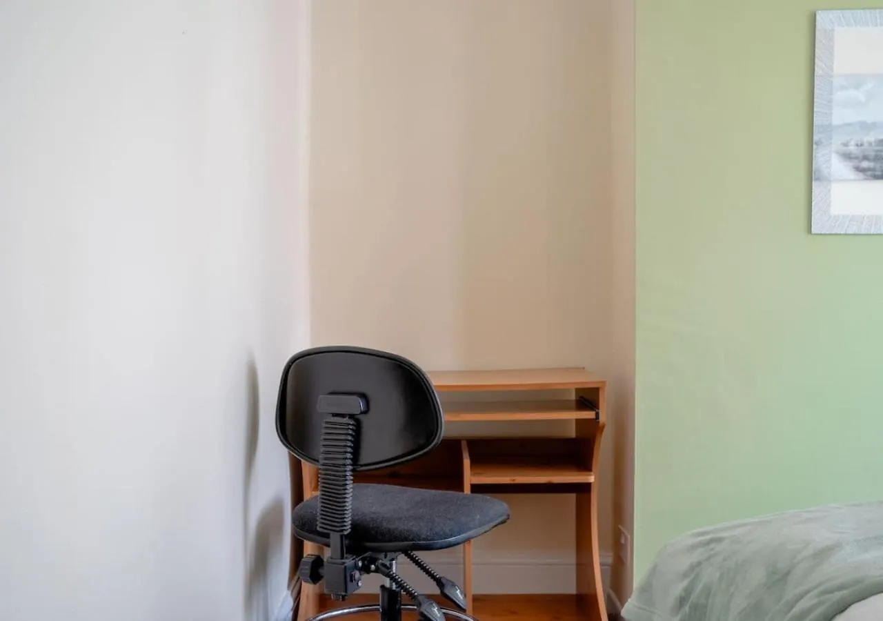 Spacious 4-Bedroom House Free Parking Goodmayes بيت للعطل