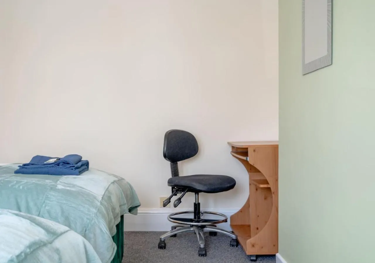 بيت للعطل Spacious 4-Bedroom House Free Parking Goodmayes المملكة المتحدة