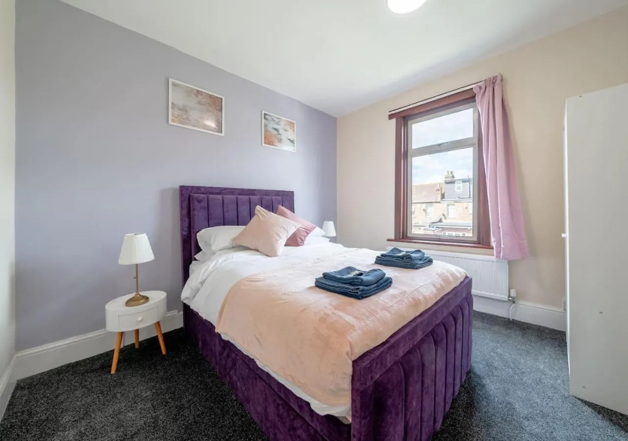 Spacious 4-Bedroom House Free Parking Goodmayes