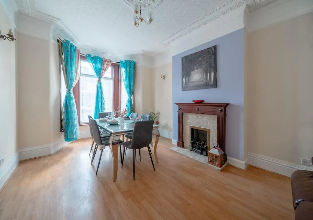 Spacious 4-Bedroom House Free Parking Goodmayes بيت للعطل