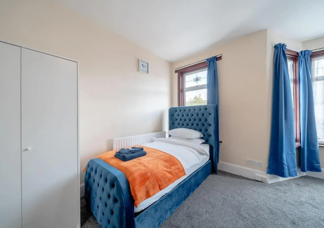 Spacious 4-Bedroom House Free Parking Goodmayes