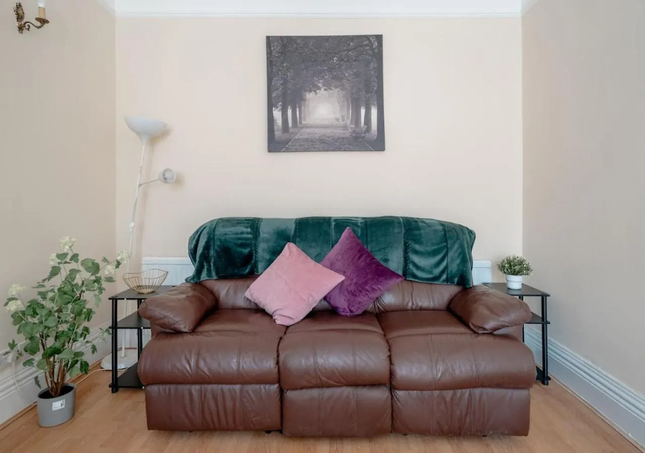 بيت للعطل Spacious 4-Bedroom House Free Parking Goodmayes المملكة المتحدة